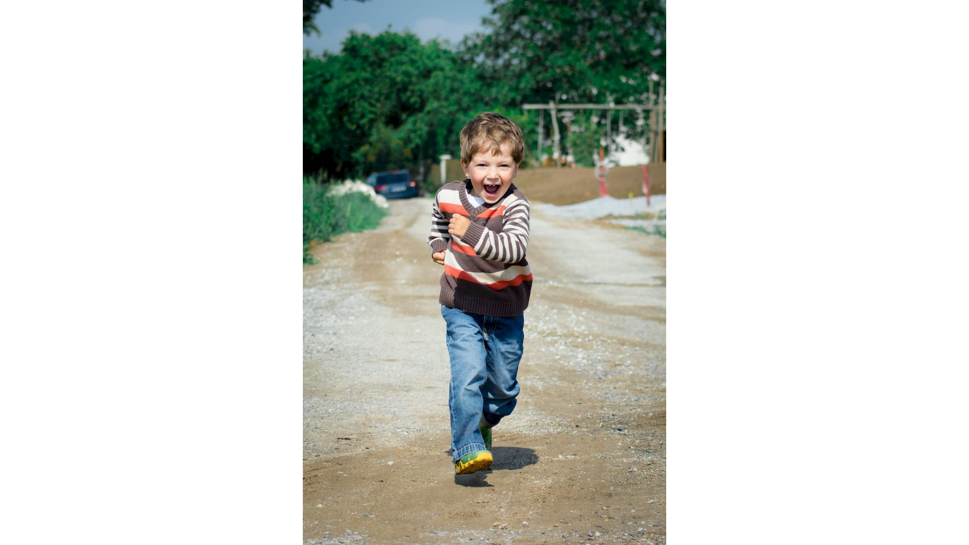 kleiner Junge auf dem Weg
