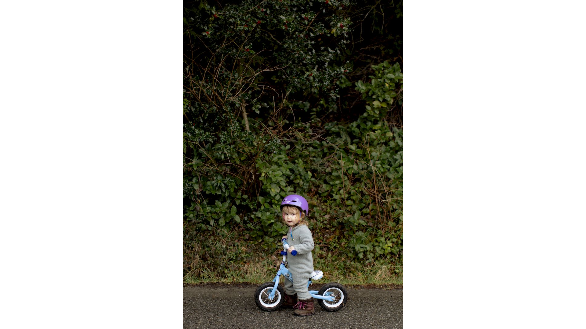 kleines Mädchen auf dem Roller