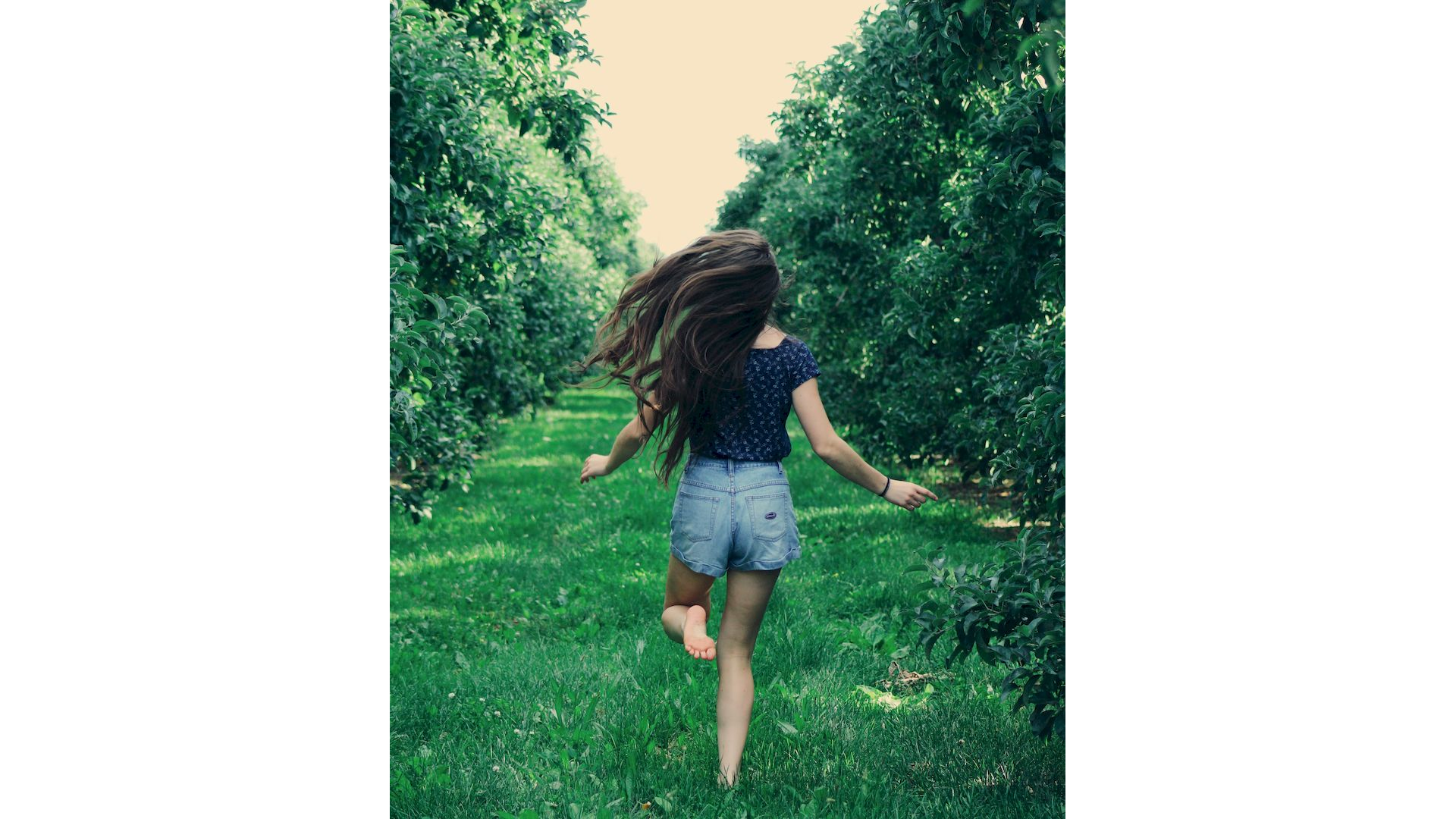 Mädchen in der Obstplantage